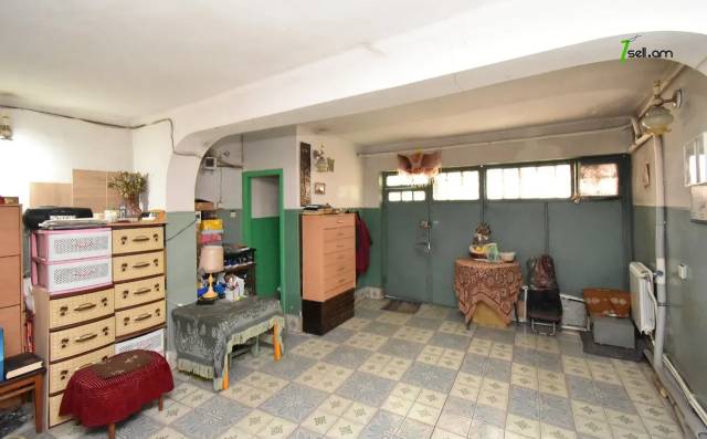 Երեք հարկանի քարե տուն Ազատամարտիկների փողոցում Էրեբունիում, 182 քմ, 2 սանհանգույց