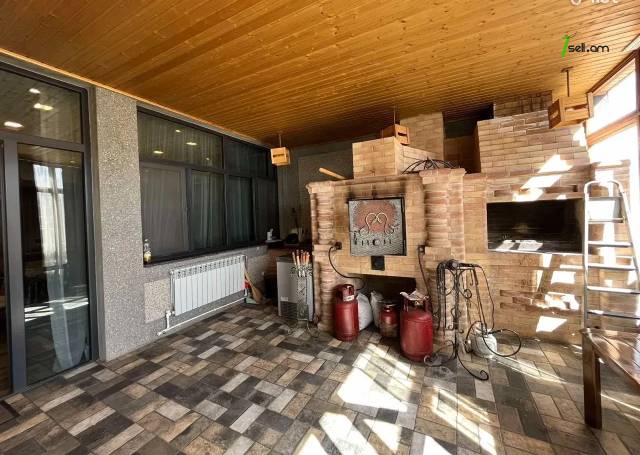 Մեկ հարկանի տուն, Azatutyan Street Ձորաղբյուրում, 550 ք.մ., 3+ սանհանգույց, կապիտալ վերանորոգված