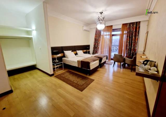 Չորս հարկանի քարե տուն Նաիրի Զարյան փողոցում Արաբկիրում, 600 ք.մ., 3+ սանհանգույց