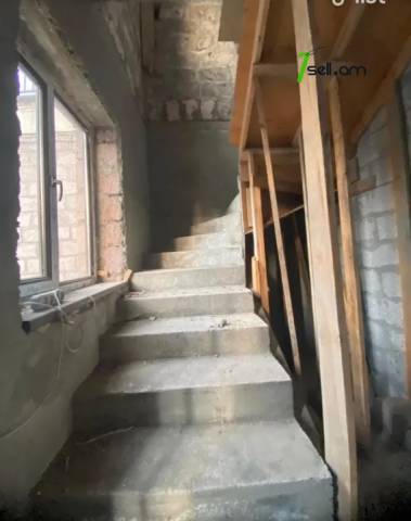 Երկու հարկանի քարե տուն 1-ին փողոցում Առինջում, 140 քմ, 3+ սանհանգույց