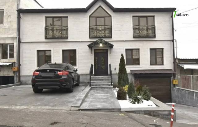 Երկու հարկանի քարե տուն Քաջազնունու փողոցում կենտրոնում, 750 ք.մ., 3+ սանհանգույց