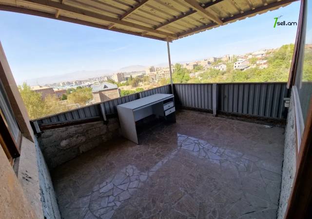 Երկու հարկանի քարե տուն Աշոտ Հովհաննիսյանի փողոցում Նոր Նորքում, 700 ք.մ., 3+ սանհանգույց