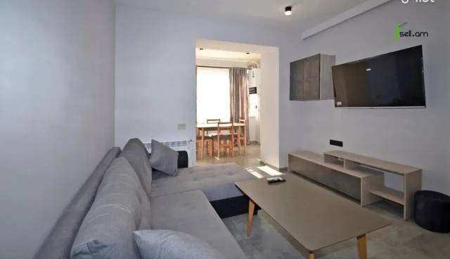 2 սենյականոց բնակարան Արամ Խաչատրյանի փողոցում, 42 ք.մ., 2/5 հարկ, եվրովերանորոգված, քարե շենք