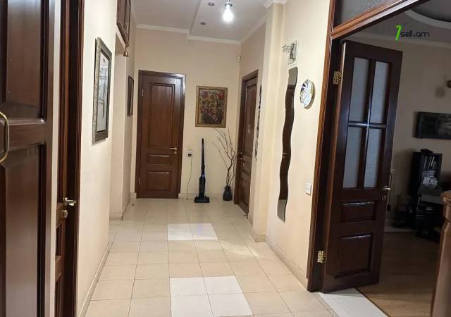 3 սենյականոց բնակարան Պուշկինի փողոցում, 106 ք.մ., 2 սանհանգույց, բարձր առաստաղներ, մի քանի պատշգամբ