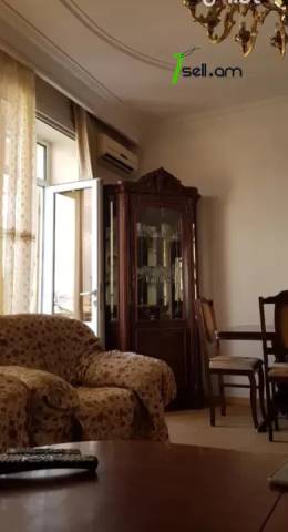 3 սենյականոց բնակարան Բարբյուսի փողոցում, 80 ք.մ., նախավերջին հարկ, կապիտալ վերանորոգված, քարե շենք