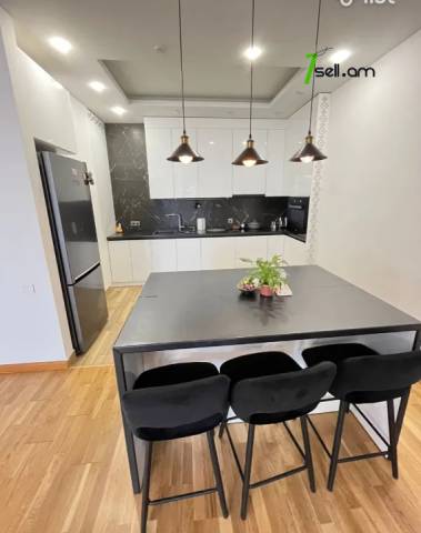 4 սենյականոց բնակարան նորակառույց շենքում Պարույր Սևակի փողոցում, 170 ք.մ., 2 սանհանգույց