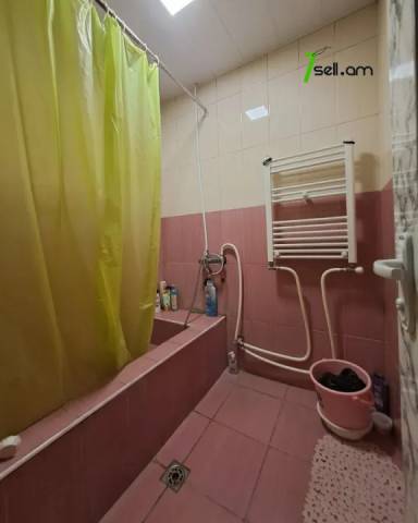 3 սենյականոց բնակարան Երվանդ Քոչարի փողոցում, 95 ք.մ., 4/13 հարկ, մի քանի պատշգամբ