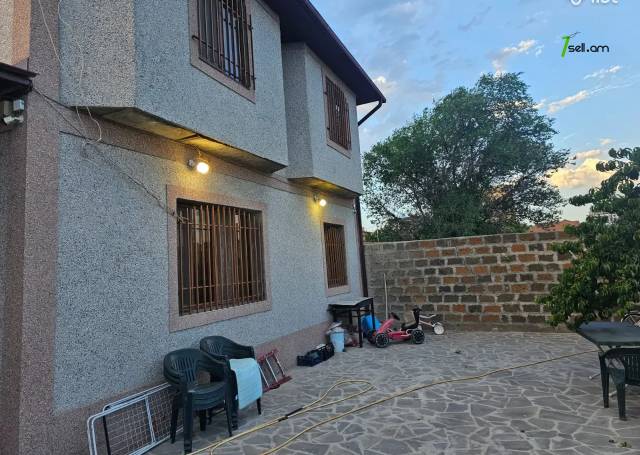 Երկու հարկանի տուն Ֆուչիկի փողոցում Աջափնյակում, 106 քմ, 2 սանհանգույց, կապիտալ վերանորոգված