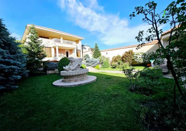 Երեք հարկանի քարե տուն Քեռու փողոցում Արաբկիրում, 1600 ք.մ., 3+ սանհանգույց, կապիտալ վերանորոգված