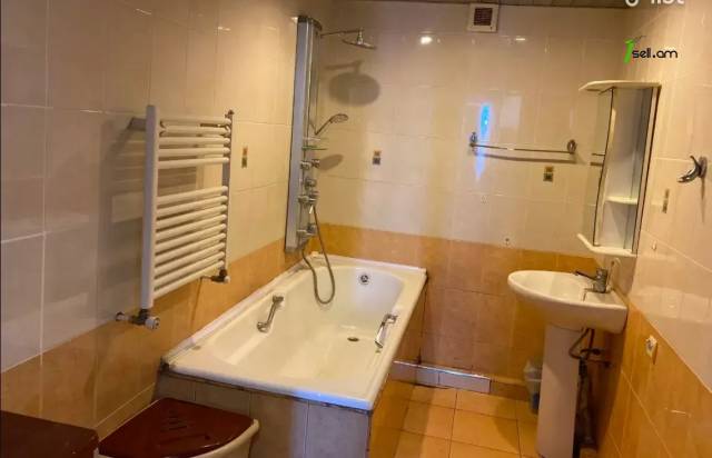 4 սենյականոց բնակարան Հակոբ Հակոբյան փողոցում, 115 քմ, 4/14 հարկ, մի քանի պատշգամբ, եվրովերանորոգված