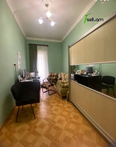 Երեք հարկանի տուն, Նորաշեն թաղամաս Աջափնյակում, 210 քմ, 2 սանհանգույց, եվրովերանորոգված