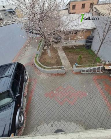 Երկու հարկանի քարե տուն Մայիսի 9-ի փողոցում Շենգավիթում, 300 ք.մ., 2 սանհանգույց