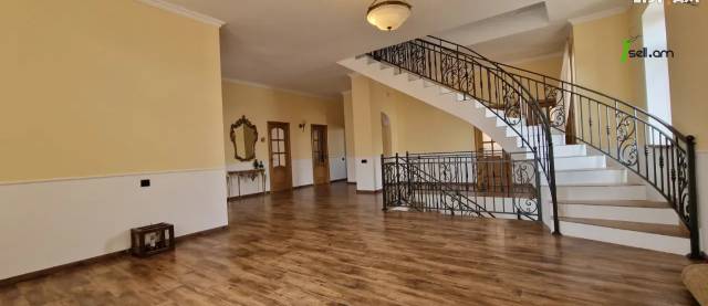 Երեք հարկանի քարե տուն Մելքումովի փողոցում Դավիթաշենում, 600 քմ, 3+ սանհանգույց, եվրովերանորոգված