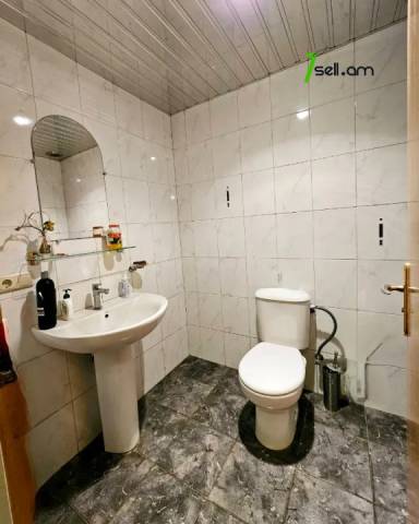 4 սենյականոց բնակարան նորակառույց շենքում Փավստոս Բուզանդի փողոցում, 150 ք.մ., 2 սանհանգույց