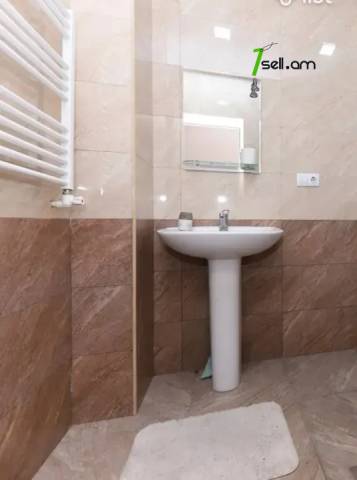 2 սենյականոց բնակարան նորակառույց շենքում Նիկողայոս Ադոնցի փողոցում, 45 ք.մ., բարձր առաստաղներ