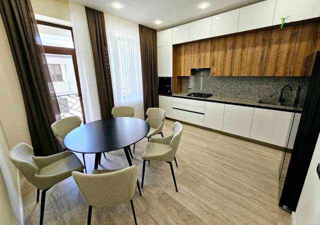 Երեք հարկանի քարե տուն, Դուրյան թաղամաս Ավանում, 400 քմ, 3+ սանհանգույց, կապիտալ վերանորոգված