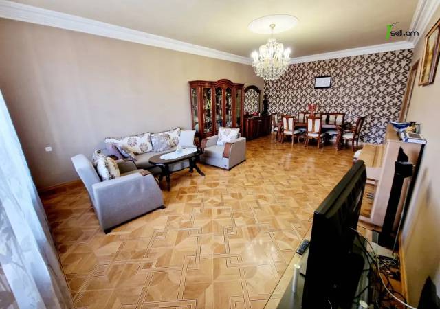 Երեք հարկանի տուն Օստրովսկու փողոցում կենտրոնում, 900 քմ, 3+ սանհանգույց, կապիտալ վերանորոգված