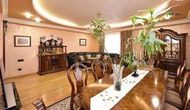 Ընդարձակ 3 սենյականոց բնակարան նորակառույց շենքում Ադոնցի փողոցում, 156 ք.մ., 2 սանհանգույց