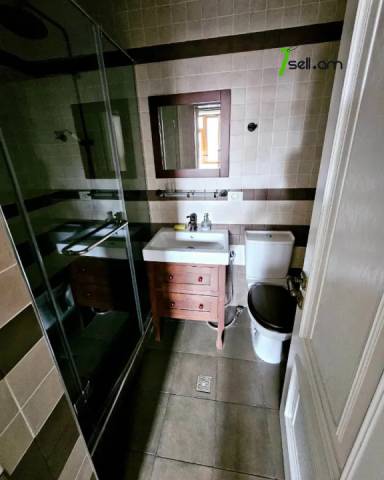 4 սենյականոց բնակարան նորակառույց շենքում Նիկողայոս Ադոնցի փողոցում, 121 ք.մ., 2 սանհանգույց