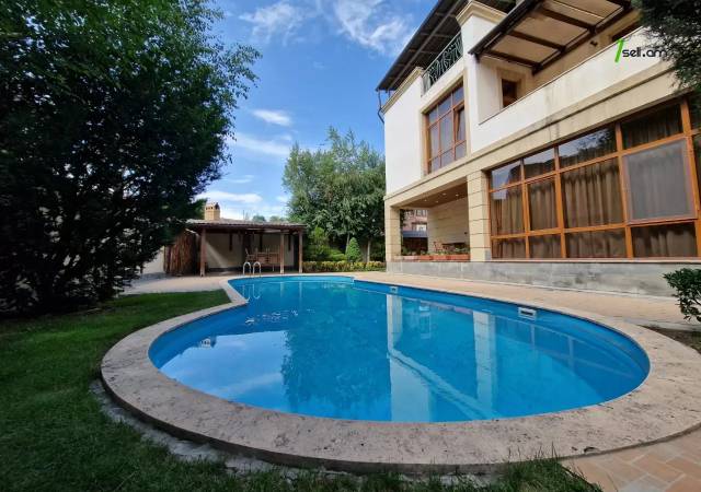 Երեք հարկանի քարե տուն, Ձոր 1 թաղամաս Դավիթաշենում, 800 ք.մ., 3+ սանհանգույց, կապիտալ վերանորոգված