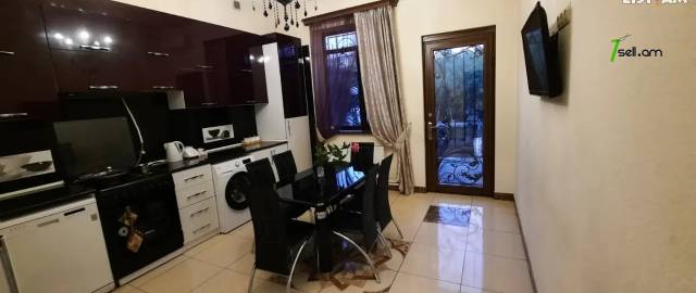 Երկու հարկանի քարե տուն Դավիթ Բեկի փողոցում Էրեբունիում, 530 ք.մ., 2 սանհանգույց