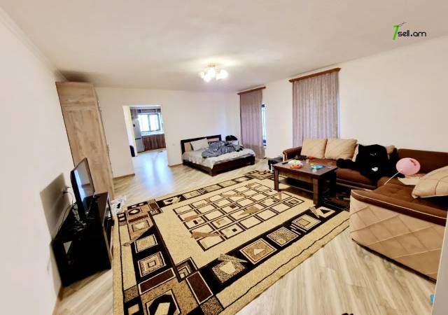 Երկու հարկանի քարե տուն, Նոյ թաղամաս Աջափնյակում, 840 ք.մ., 3+ սանհանգույց, եվրովերանորոգված