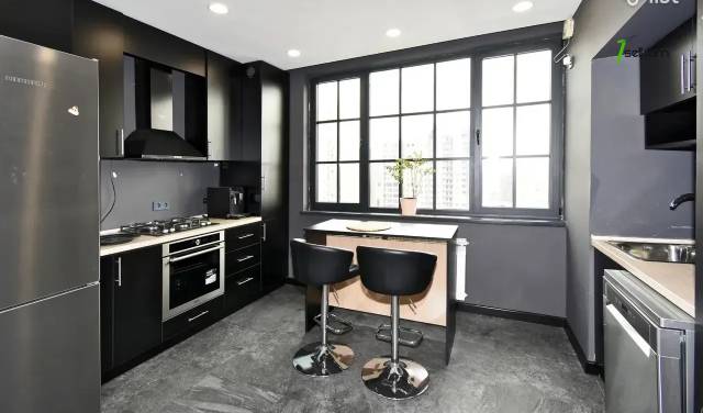 3 սենյականոց բնակարան Սարյան փողոցում, 77 ք.մ., դիզայներական ոճով վերանորոգված, քարե շենք