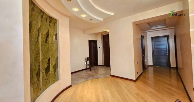 Ընդարձակ 3 սենյականոց բնակարան նորակառույց շենքում Աբովյան փողոցում, 185 ք.մ., 10/14 հարկ