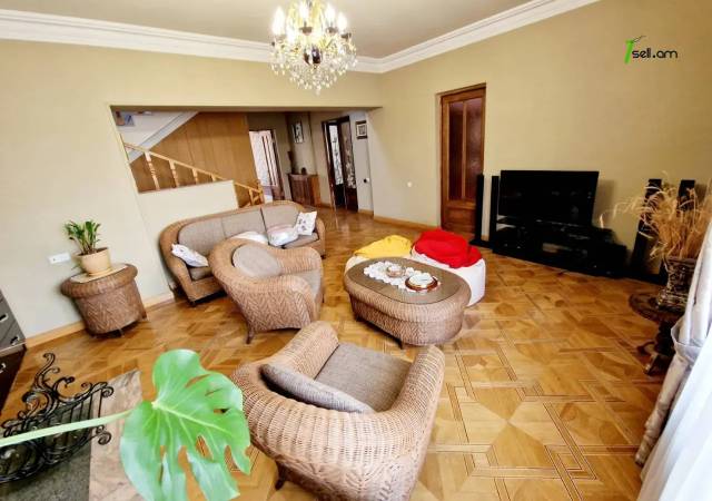 Երեք հարկանի տուն Օստրովսկու փողոցում կենտրոնում, 900 քմ, 3+ սանհանգույց, կապիտալ վերանորոգված