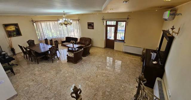 Երկու հարկանի քարե տուն Սիլիկյանի 5-րդ փողոցում Աջափնյակում, 820 քմ, 3+ սանհանգույց, մեծ հողամաս