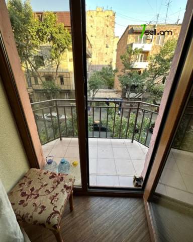 3 սենյականոց բնակարան, Hanrapetutyan Street, 85 քմ, նախավերջին հարկ, բարձր առաստաղներ
