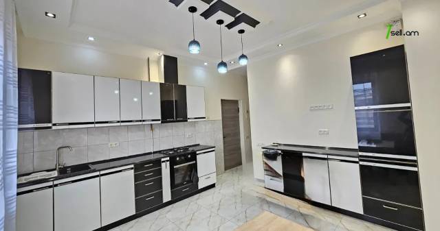 Երկու հարկանի քարե տուն Սամվել Գևորգյան փողոցում Դավթաշենում, 620 քմ, 2 սանհանգույց