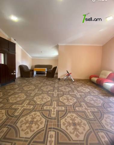 Երեք հարկանի տուն, Նորաշեն թաղամաս Աջափնյակում, 210 քմ, 2 սանհանգույց, եվրովերանորոգված