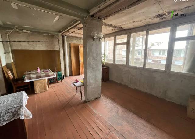 4 սենյականոց բնակարան Դրոյի փողոցում, 125 ք.մ., նախավերջին հարկ, քարե շենք