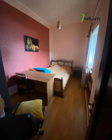 Երկու հարկանի քարե տուն Ռայնիսի փողոցում Քանաքեռ Զեյթունում, 300 քմ, 2 սանհանգույց, եվրովերանորոգված