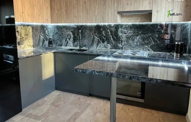 3 սենյականոց բնակարան նորակառույց շենքում Խաչատուր Աբովյանի փողոցում, 82 ք.մ., բարձր առաստաղներ