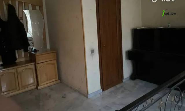 Երեք հարկանի քարե տուն Ծարավ աղբյուրի փողոցում Ավանում, 360 ք.մ., 2 սանհանգույց