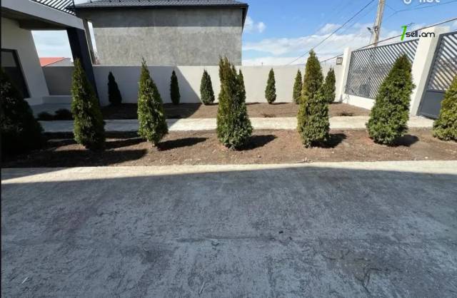 Երկու հարկանի քարե տուն Մելքումովի փողոցում Աջափնյակում, 300 ք.մ., 2 սանհանգույց