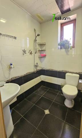 Երկու հարկանի քարե տուն Սիլիկյան 5-րդ փողոցում Աջափնյակում, 3000 քմ, 2 սանհանգույց, մեծ հողամաս