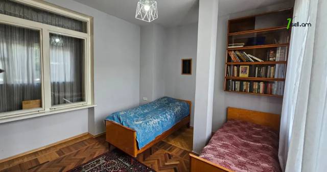 3 սենյականոց բնակարան Տպագրիչների փողոցում, 90 քմ, 2/5 հարկ, կոսմետիկ վերանորոգում, քարե շենք