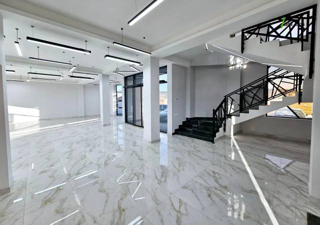 Բազմաֆունկցիոնալ գույք, Եղվարդի խճուղի Զովունիում, 2150 ք.մ.