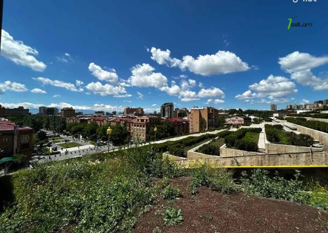 Հողատարածք բնակելի շինությունների համար Սարմենի փողոցում կենտրոնում, 734 քմ