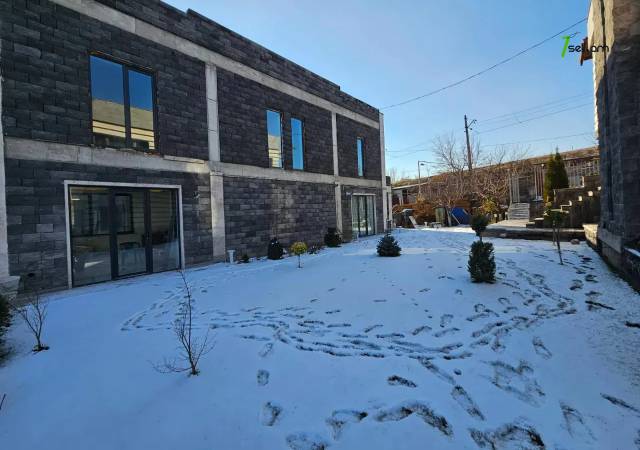 Երկու հարկանի թաունհաուզ Ծարավ աղբյուրի փողոցում Ավանում, 315 քմ, 2 սանհանգույց