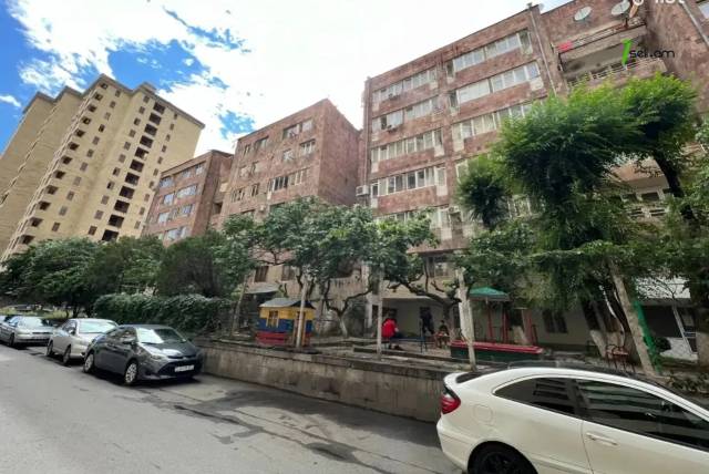 3 սենյականոց բնակարան Ծարավ Աղբյուր փողոցում, 72 քմ, նախավերջին հարկ, մի քանի պատշգամբ