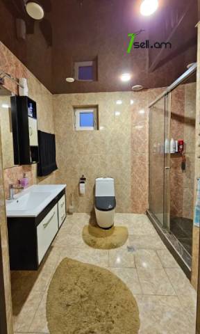 Երկու հարկանի քարե թաունհաուզ, Նորաշեն թաղամաս Աջափնյակում, 260 ք.մ., 2 սանհանգույց