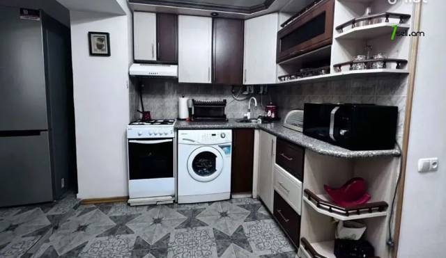 3 սենյականոց բնակարան, Zaqyan Street, 70 ք.մ., 3/5 հարկ, կապիտալ վերանորոգված, քարե շենք