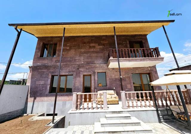 Երկու հարկանի քարե տուն 41-րդ փողոցում Զովունիում, 600 ք.մ., 3+ սանհանգույց