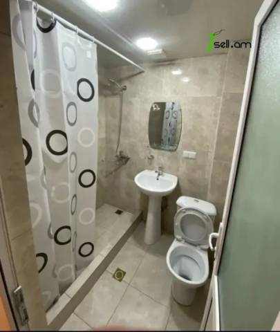 2 սենյականոց բնակարան Հալաբյան փողոցում, 54 ք.մ., 1/4 հարկ, կապիտալ վերանորոգված, քարե շենք