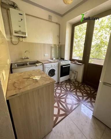 1 սենյականոց բնակարան Զաքյան փողոցում, 36 ք.մ., 3/5 հարկ, կապիտալ վերանորոգված, քարե շենք