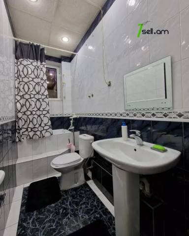 Երեք հարկանի քարե տուն Պարոնյան փողոցում կենտրոնում, 550 քմ, 3+ սանհանգույց, եվրովերանորոգված